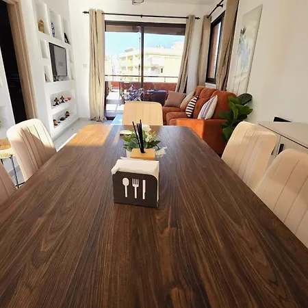 2br With Huge Balcony & Views Appartamento *